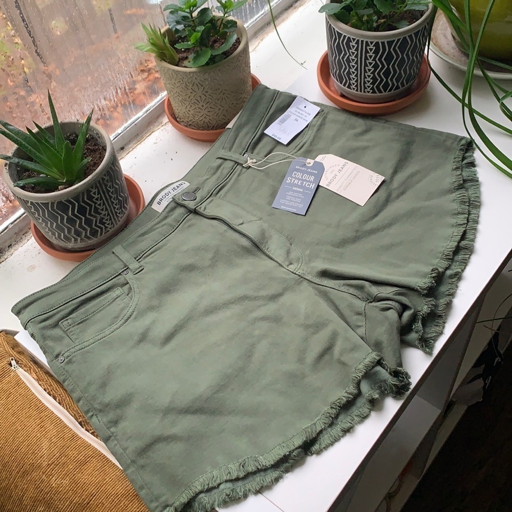𝅺BRODY Jeans High Rise Shorts Fringed Hem Green color Size 34 W x 3 L